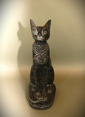 Royal Egyptian Artifact – "قطة مصرية" (Qiṭṭah Miṣrīyah) – "Egyptian Cat" (granite)