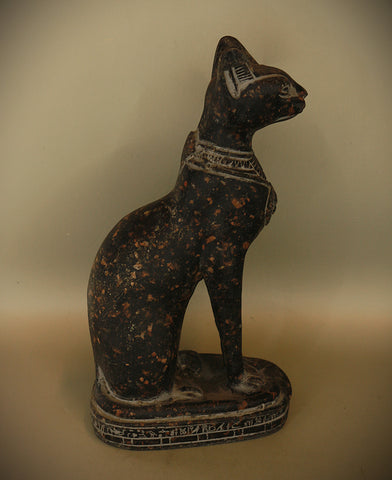 Royal Egyptian Artifact – "قطة مصرية" (Qiṭṭah Miṣrīyah) – "Egyptian Cat" (granite)