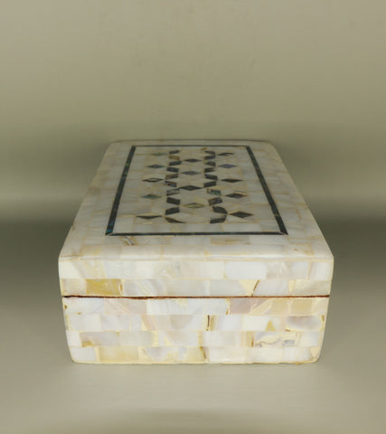 mother of pearl box "خيوط النور" (Khayout al-Noor) – "Threads of Light"