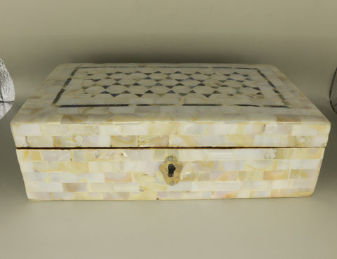 mother of pearl box  "الدر المضيء" (Al-Durr al-Mudhi) – "Shining Pearl"