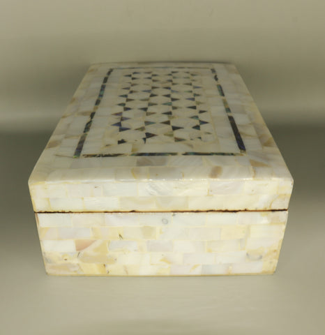 mother of pearl box  "الدر المضيء" (Al-Durr al-Mudhi) – "Shining Pearl"